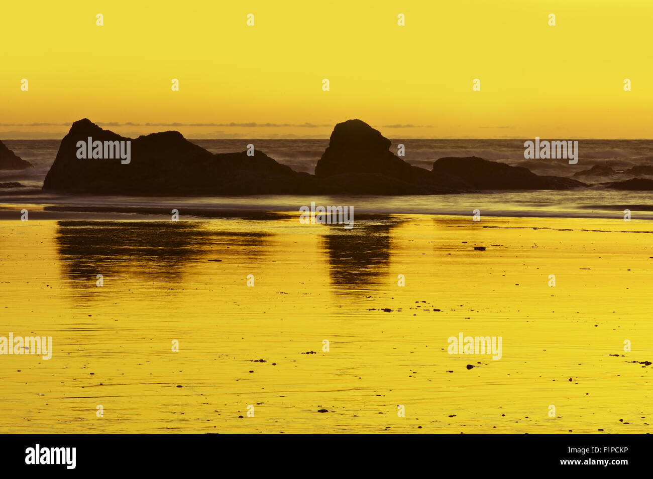 Paysage au coucher du soleil de l'océan - Plage de sable avec des formations de roche. Collection de Photos de la nature. Banque D'Images