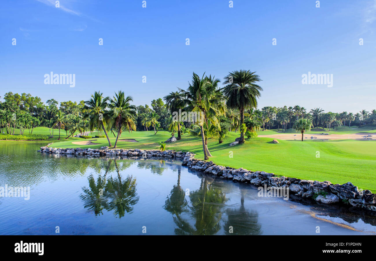 Très beau terrain de golf fairway réservoir et bunkers de sable dans une journée ensoleillée, Thaïlande Banque D'Images