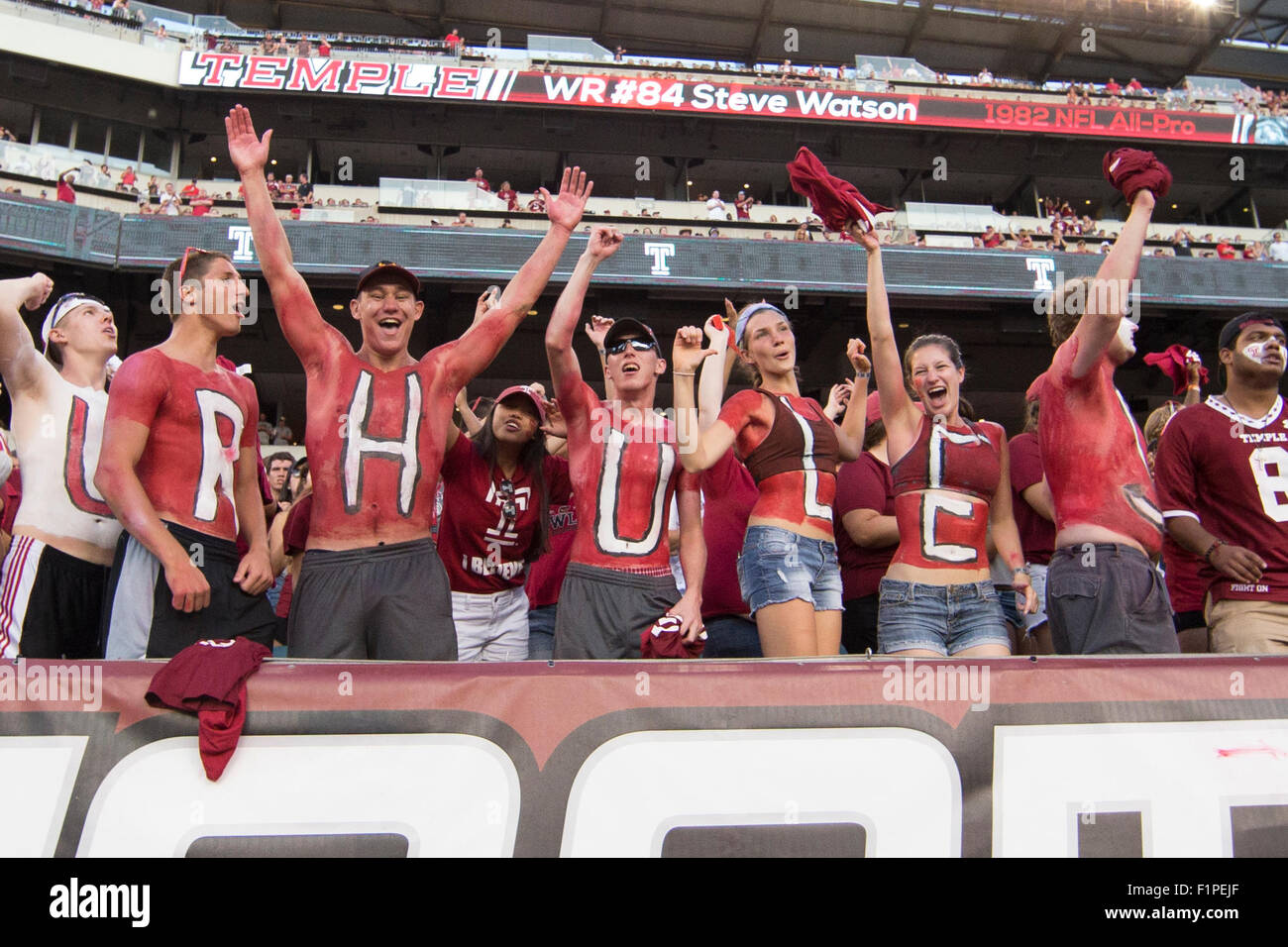 5 septembre 2015 : Temple Owls fans acclamer leur équipe au cours de la NCAA football match entre la Penn State Nittany Lions et le Temple Owls au Lincoln Financial Field à Philadelphie, Pennsylvanie. Le Temple Owls a gagné 27-10. Christopher Szagola/CSM Banque D'Images