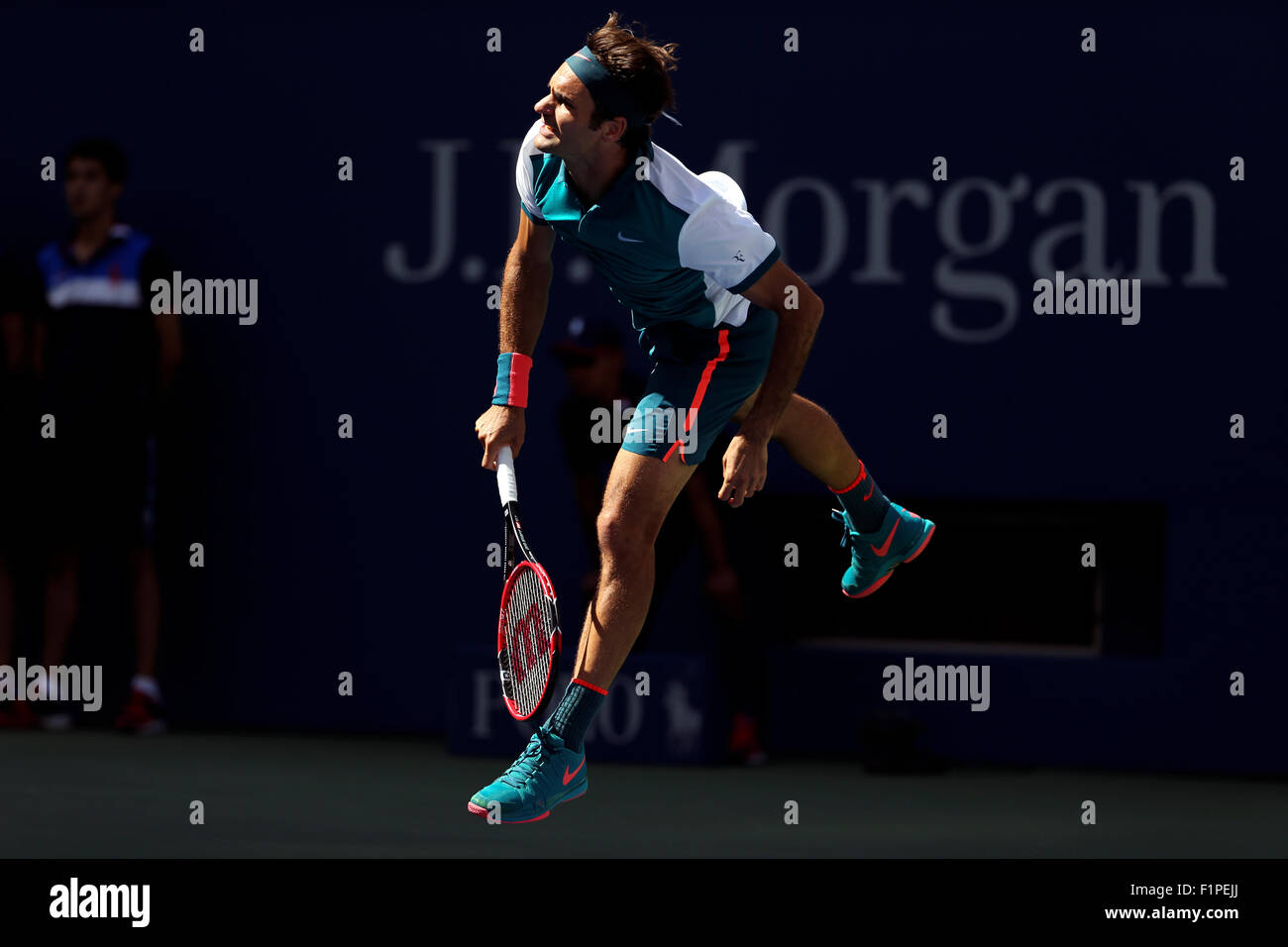 New York, USA. 5 Septembre, 2015. Roger Federer en servant d'Phllipp Commentaires de l'Allemagne dans le troisième tour à l'US Open à Flushing Meadows, New York le 5 septembre 2015. Crédit : Adam Stoltman/Alamy Live News Banque D'Images