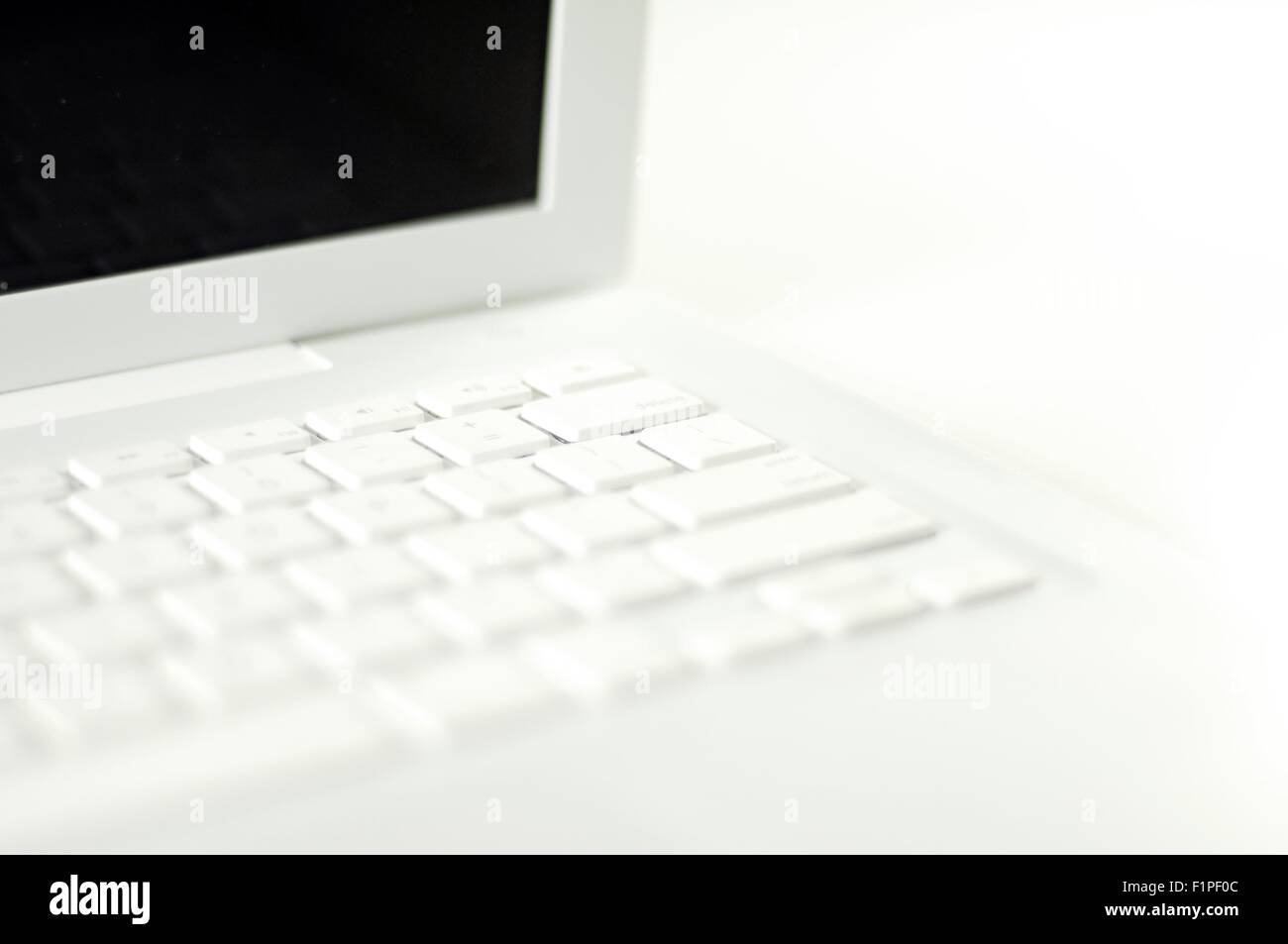 Ordinateur portable blanc sur le fond blanc. Banque D'Images