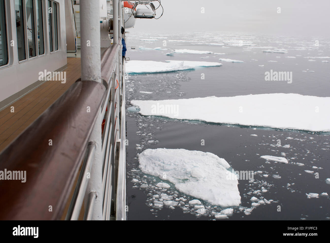 Le Groenland, mer du Groenland, de la côte est du Groenland près de Scorseby Sund. Navire d'expédition de Silversea, Silver Explorer. Banque D'Images