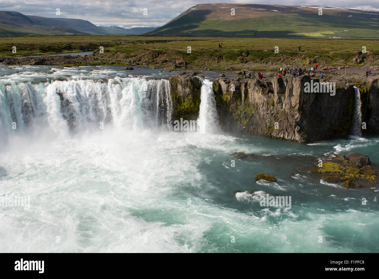 L'Islande, District de Mývatn en périphérie de la rocade, dans le nord-est. Rivière Skjalfandafljot, cascade Godafoss. Banque D'Images