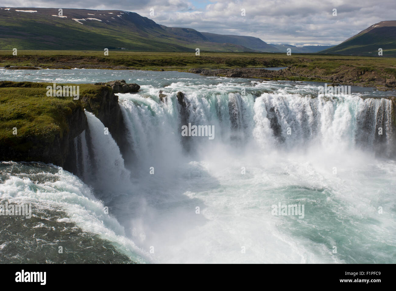 L'Islande, District de Mývatn en périphérie de la rocade, dans le nord-est. Rivière Skjalfandafljot, cascade Godafoss. Banque D'Images
