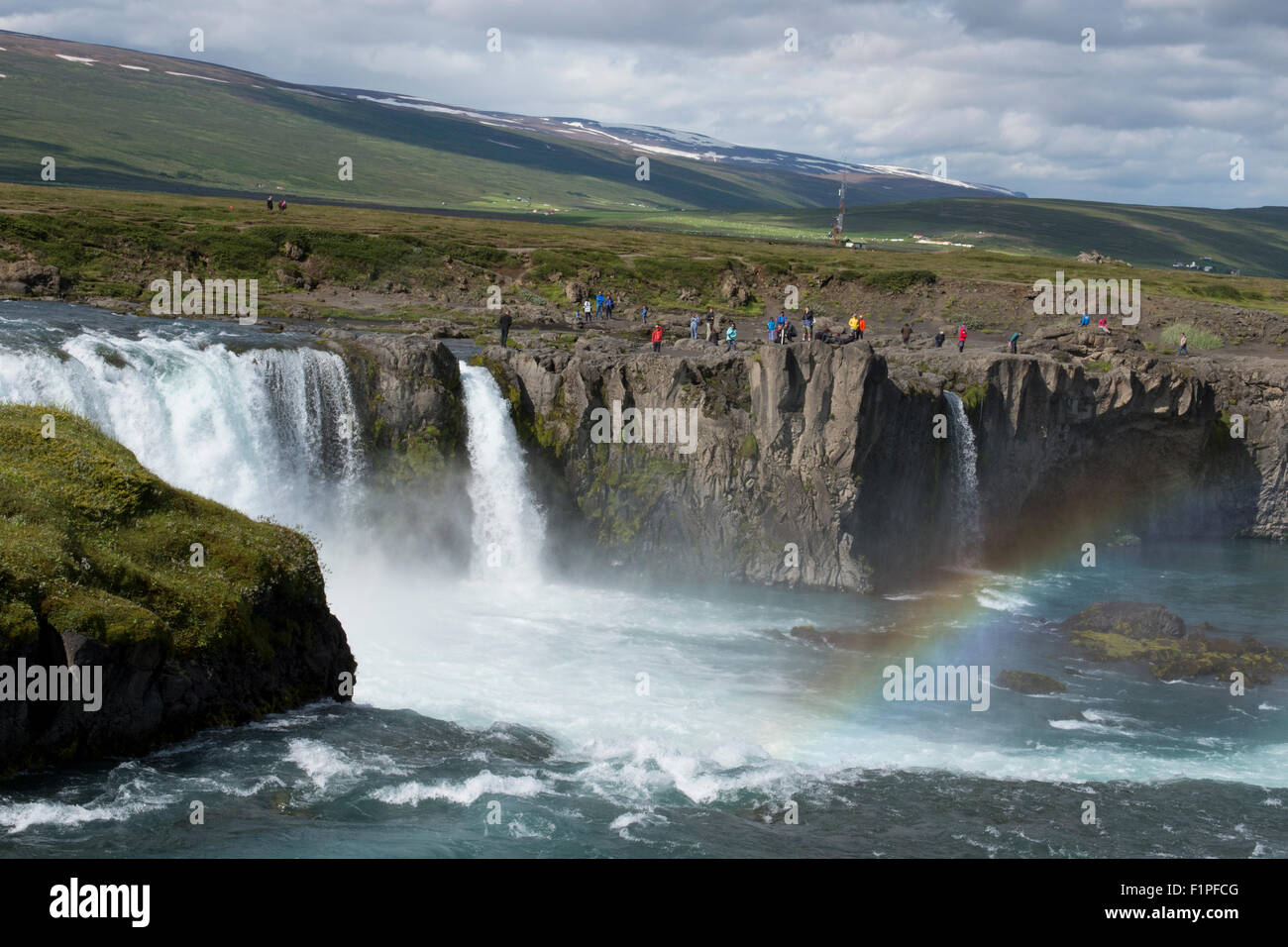 L'Islande, District de Mývatn proximité de la Rocade, région du nord-est. Rivière Skjalfandafljot, cascade Godafoss avec arc-en-ciel. Banque D'Images