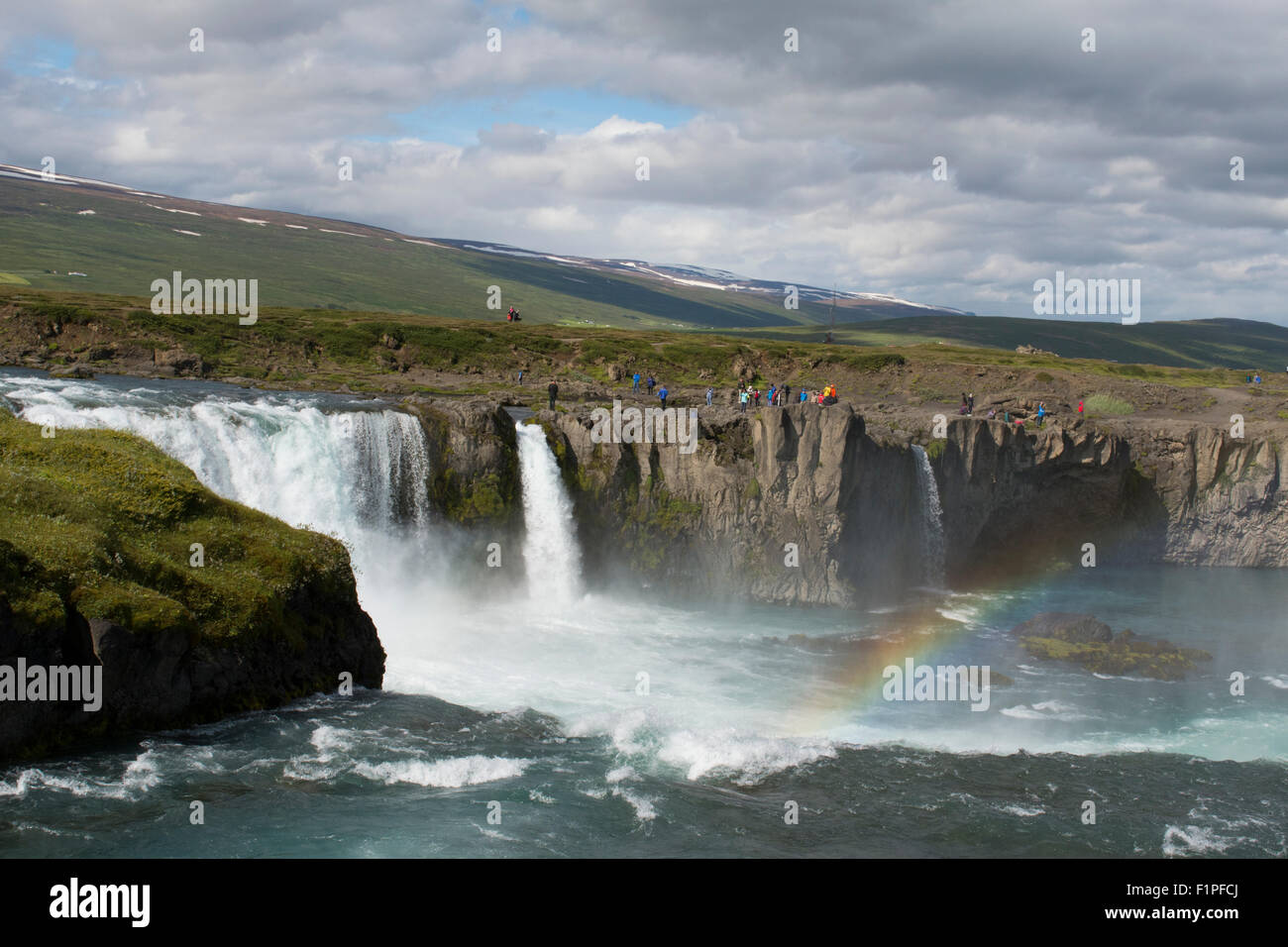 L'Islande, District de Mývatn proximité de la Rocade, région du nord-est. Rivière Skjalfandafljot, cascade Godafoss avec arc-en-ciel. Banque D'Images