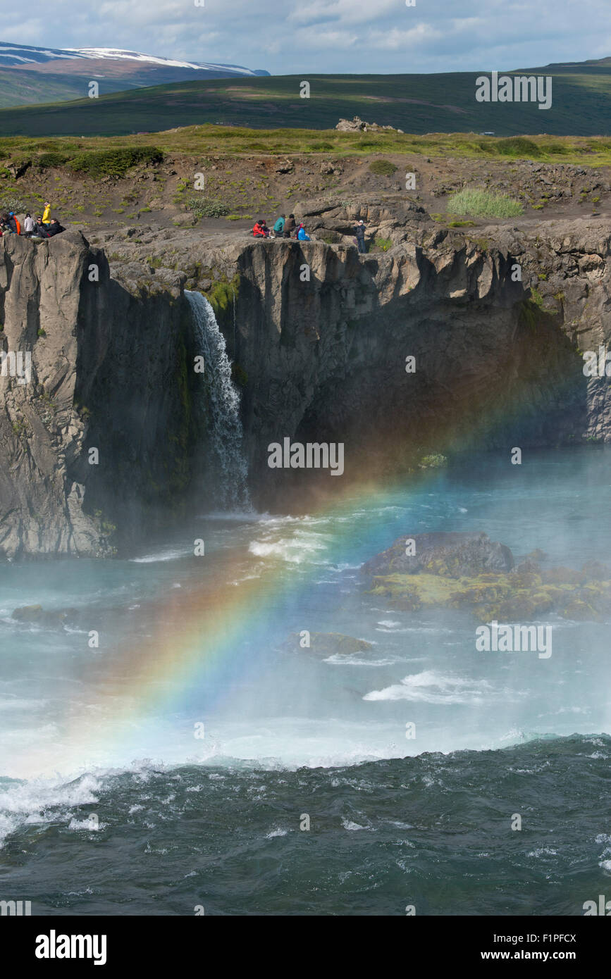 L'Islande, District de Mývatn proximité de la Rocade, région du nord-est. Rivière Skjalfandafljot, cascade Godafoss avec rainbow, le plus p Banque D'Images