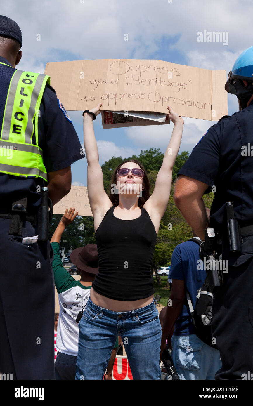 Washington, DC, USA. 05 septembre 2015.Les fils de tenir un rassemblement des anciens combattants confédérés pour le drapeau confédéré sur le parc du Sénat sur la colline du Capitole. Alors que seulement quelques dizaines de partisans du drapeau confédéré est allé(e) à l'opposition, membres de groupes tels que Code rose et noir vit, a montré en plus grand nombre et avec beaucoup de critiques. Les députés de l'opposition ont chassé les fils d'Anciens Combattants confédérés où il se rendait à la gare Union, où certains députés de l'opposition se sont heurtés à la police. Credit : B Christopher/Alamy Live News Banque D'Images