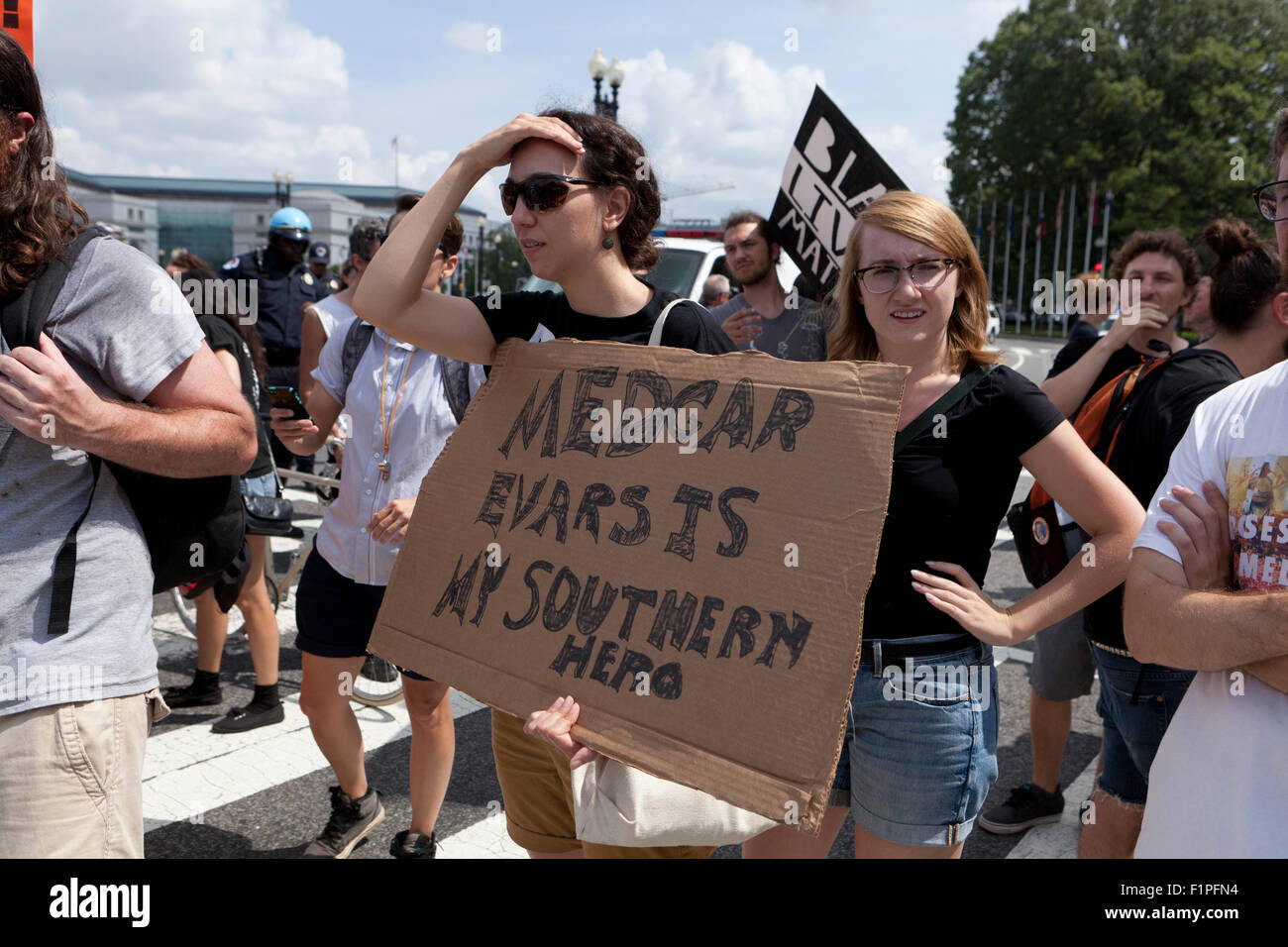 Washington, DC, USA. 05 septembre 2015.Les fils de tenir un rassemblement des anciens combattants confédérés pour le drapeau confédéré sur le parc du Sénat sur la colline du Capitole. Alors que seulement quelques dizaines de partisans du drapeau confédéré est allé(e) à l'opposition, membres de groupes tels que Code rose et noir vit, a montré en plus grand nombre et avec beaucoup de critiques. Les députés de l'opposition ont chassé les fils d'Anciens Combattants confédérés où il se rendait à la gare Union, où certains députés de l'opposition se sont heurtés à la police. Credit : B Christopher/Alamy Live News Banque D'Images