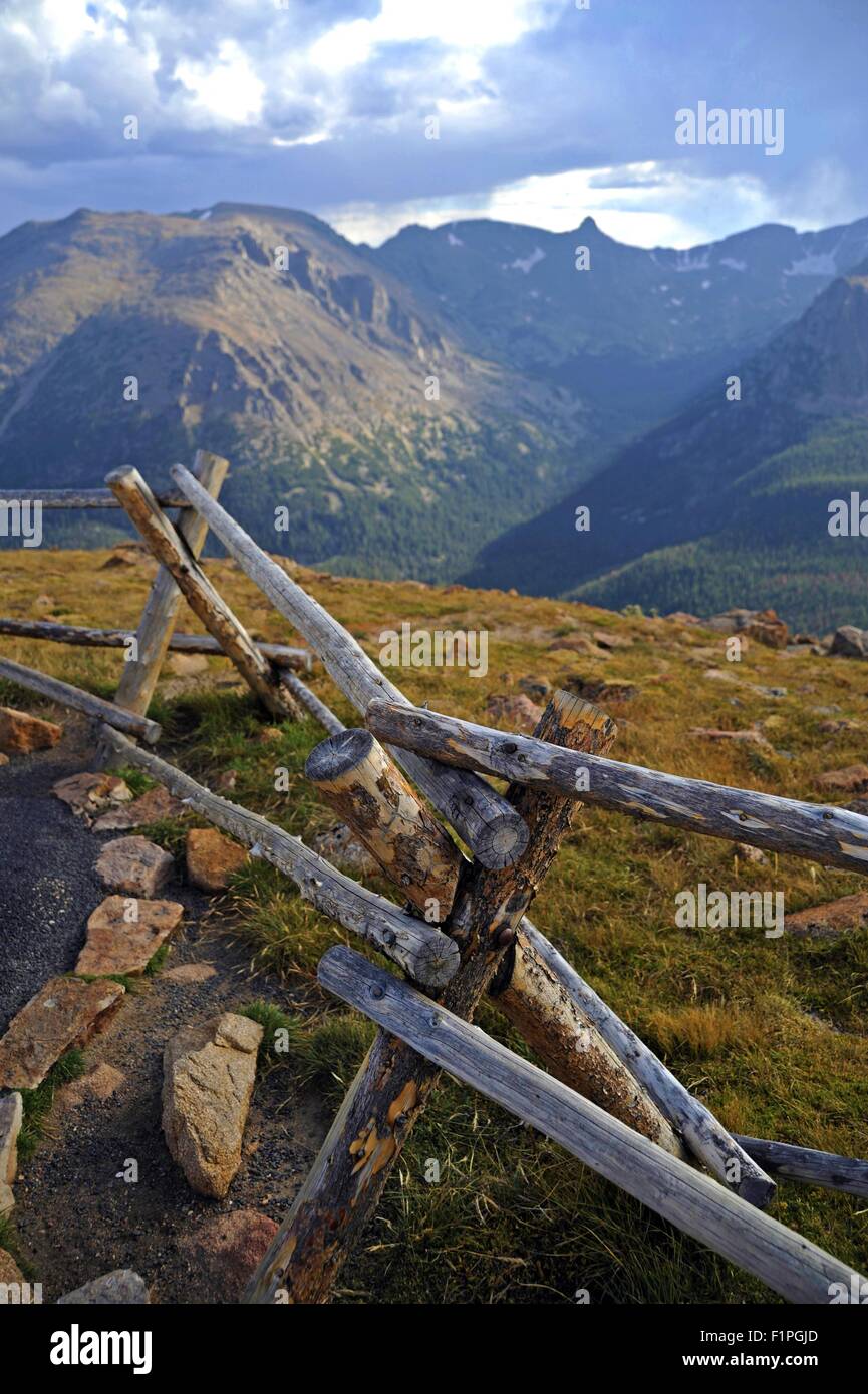 Place des Alpes. Quelque part dans les montagnes. Montagnes Rocheuses aux États-Unis. La photographie verticale. Banque D'Images