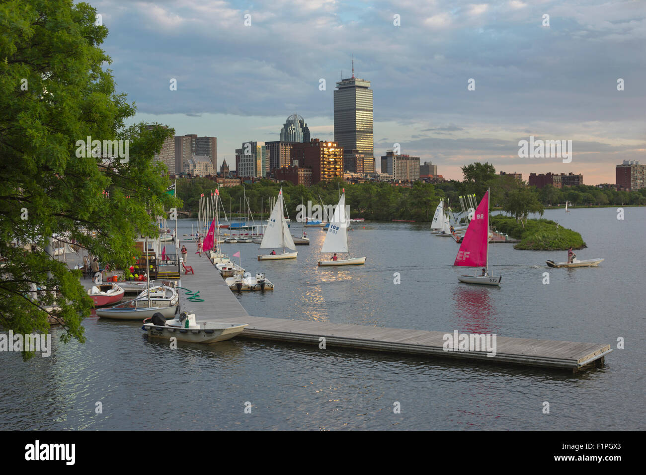 Voiliers CHARLES RIVER ESPLANADE BACK BAY SKYLINE CAMBRIDGE MASSACHUSETTS USA Banque D'Images