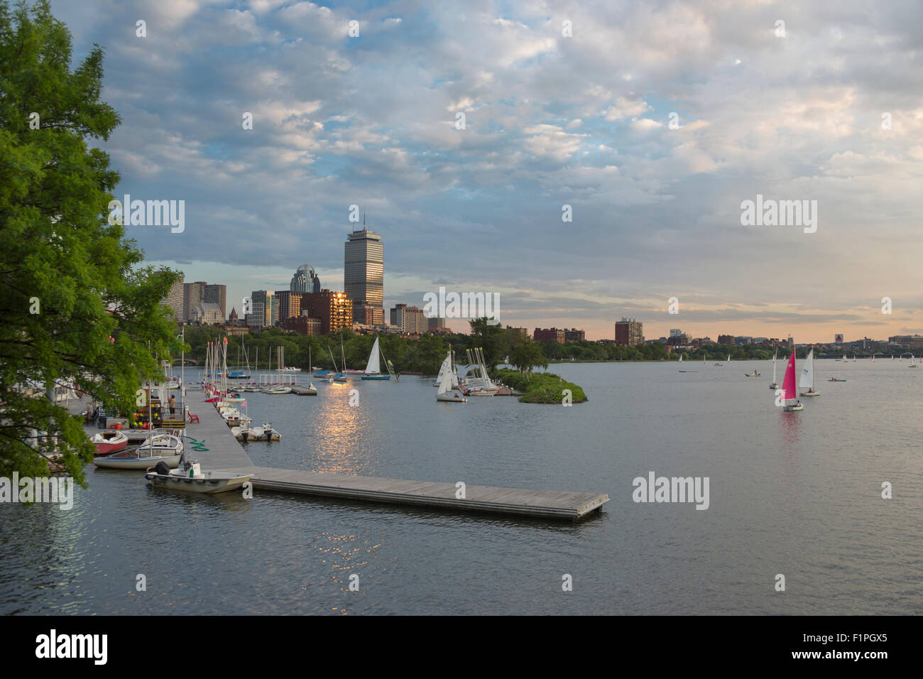 Voiliers CHARLES RIVER ESPLANADE BACK BAY SKYLINE CAMBRIDGE MASSACHUSETTS USA Banque D'Images