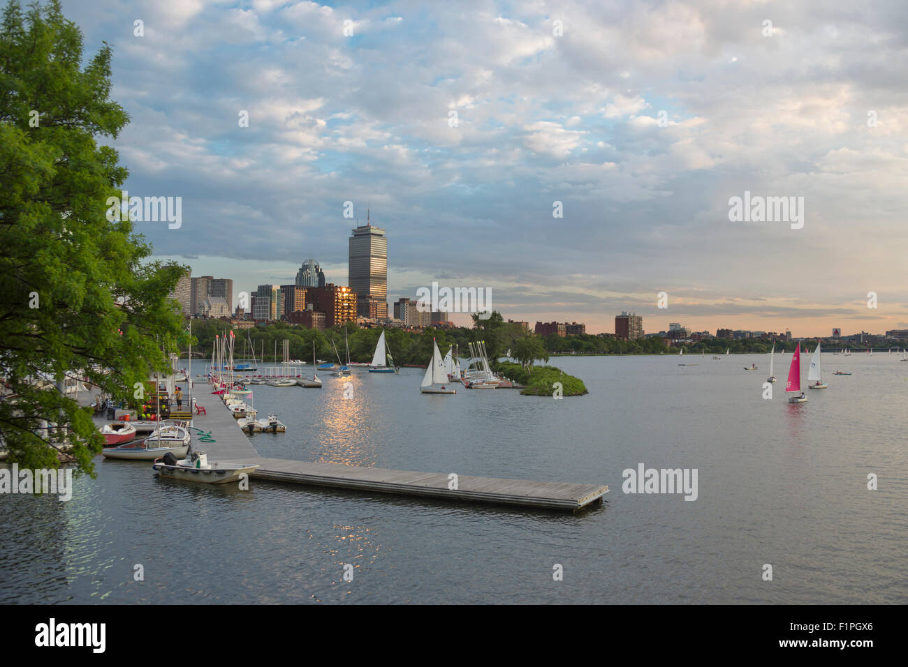 Voiliers CHARLES RIVER ESPLANADE BACK BAY SKYLINE CAMBRIDGE MASSACHUSETTS USA Banque D'Images