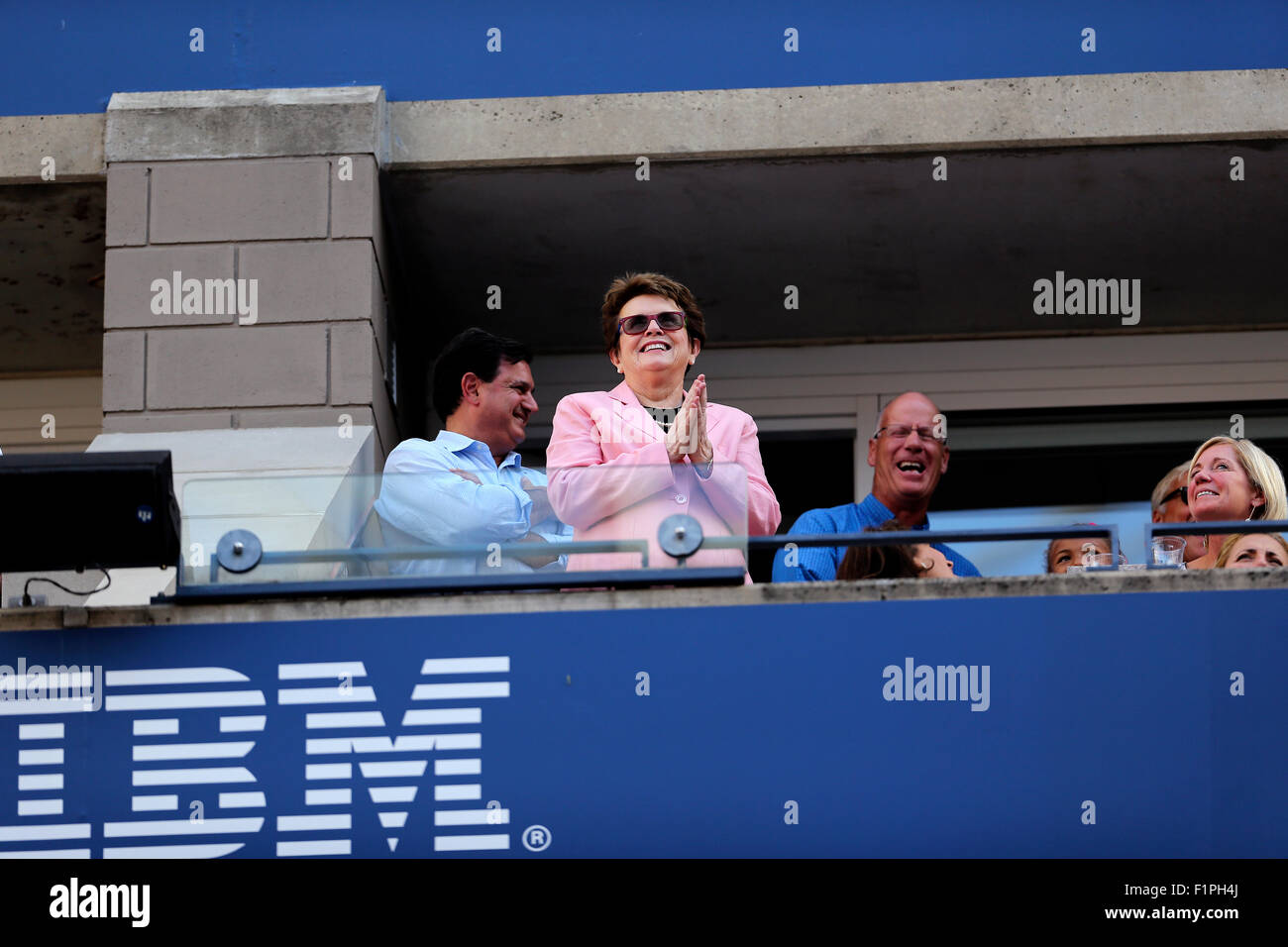 New York, USA. 5 Septembre, 2015. Billie Jean King profite d'un moment avec la foule pendant le match entre Victoria Azarenka et Angelique Kerber de l'Allemagne dans le troisième tour à l'US Open à Flushing Meadows, New York le 5 septembre 2015. Crédit : Adam Stoltman/Alamy Live News Banque D'Images