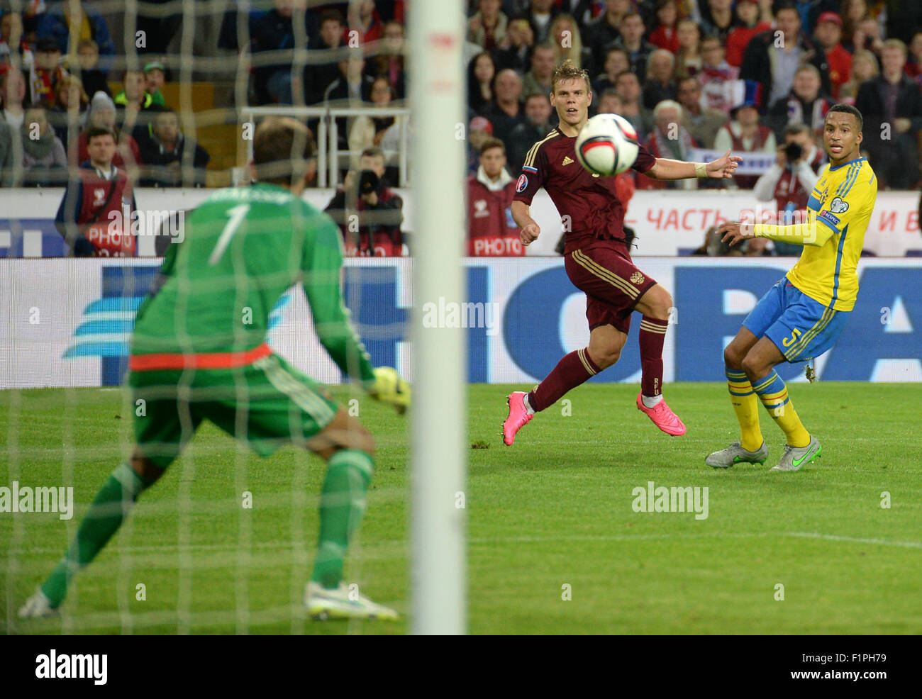 Moscou, Russie. 12Th Mar, 2015. Aleksandr Kokorin (C) de la Russie rivalise avec Martin Olsson (R) de la Suède au cours de leur Euro-2016 tour groupe G match à Otkrytie Arena Stadium à Moscou, Russie, le 5 septembre 2015. La Russie a gagné 1-0. Crédit : Pavel Bednyakov/Xinhua/Alamy Live News Banque D'Images