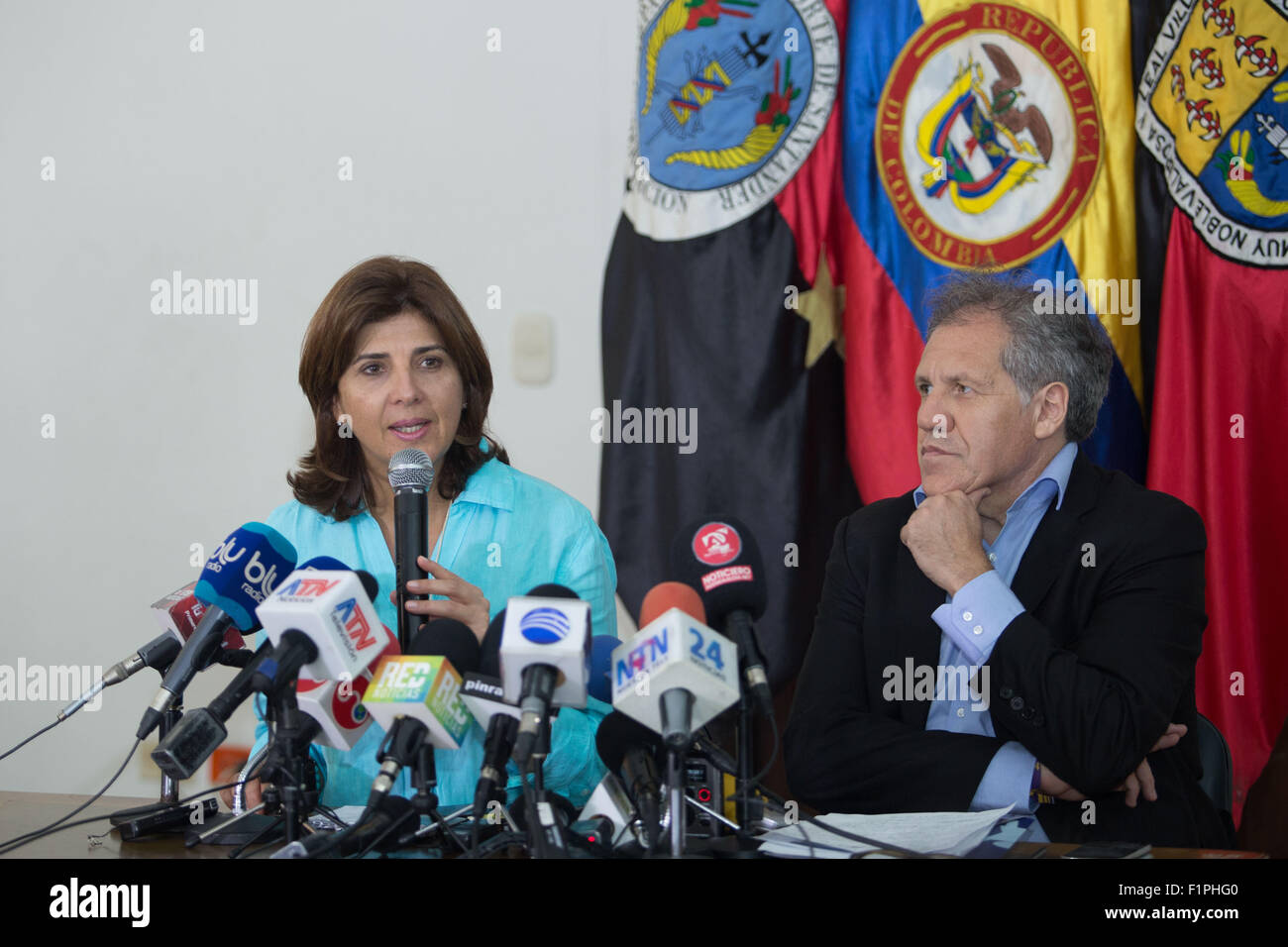 Bogotá, Colombie. 12Th Mar, 2015. Image fournie par le Ministère des affaires étrangères colombien colombien montre le ministre des Affaires étrangères, Maria Angela HOLGUIN (L) et Secrétaire général de l'Organisation des États américains (OEA) Luis Almagro prenant part à une conférence de presse à Bogota, Colombie, le 5 septembre 2015. Luis Almagro le samedi a visité des refuges à Bogota pour les Colombiens auraient été expulsé du Venezuela. © Andres/Piscov Ministère des affaires étrangères colombien/Xinhua/Alamy Live News Banque D'Images