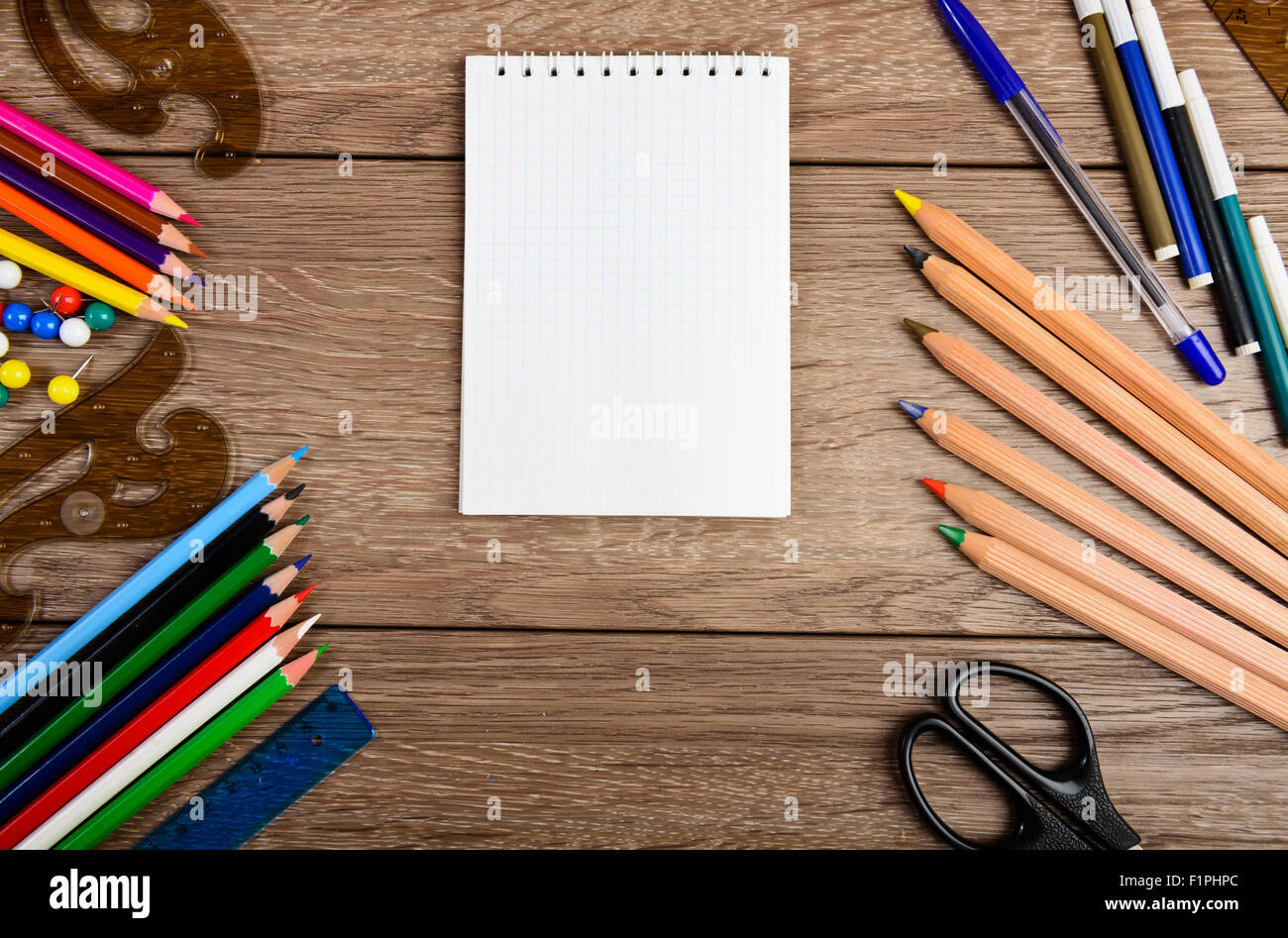 Les fournitures scolaires sur fond de bois Banque D'Images