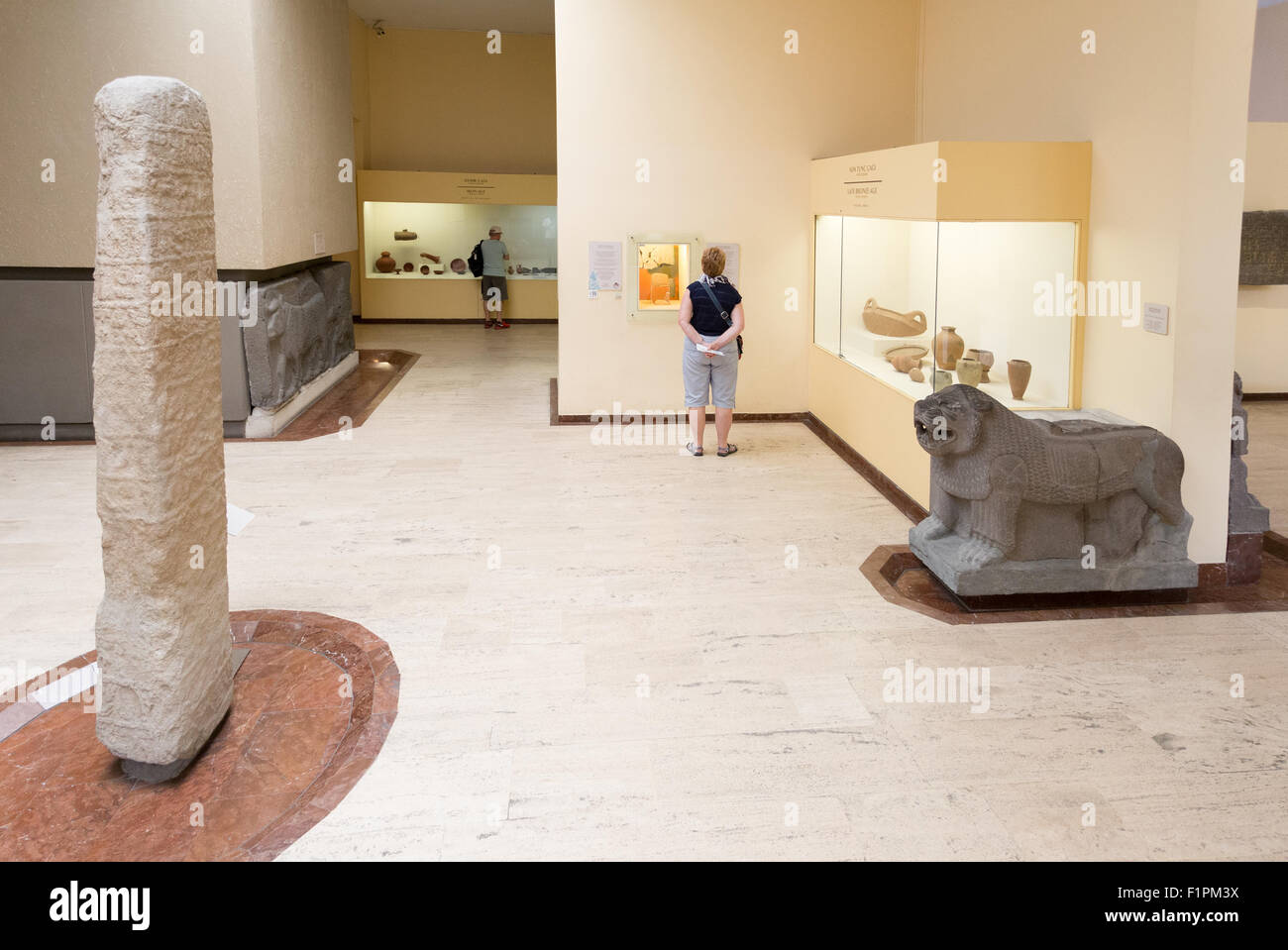 Une femme considère le Traité de Cadès. Le premier traité de paix sur l'affichage à l'intérieur du Musée de l'Orient, le Musée d'archéologie à Istanbul Turquie Banque D'Images