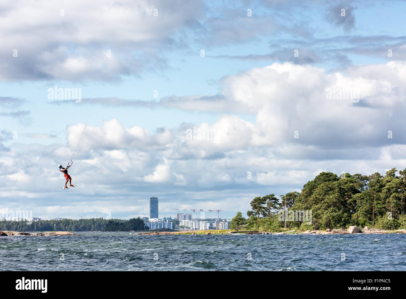 Le kite surf à Hattusaari island, Helsinki, Finlande, Europe, UNION EUROPÉENNE Banque D'Images