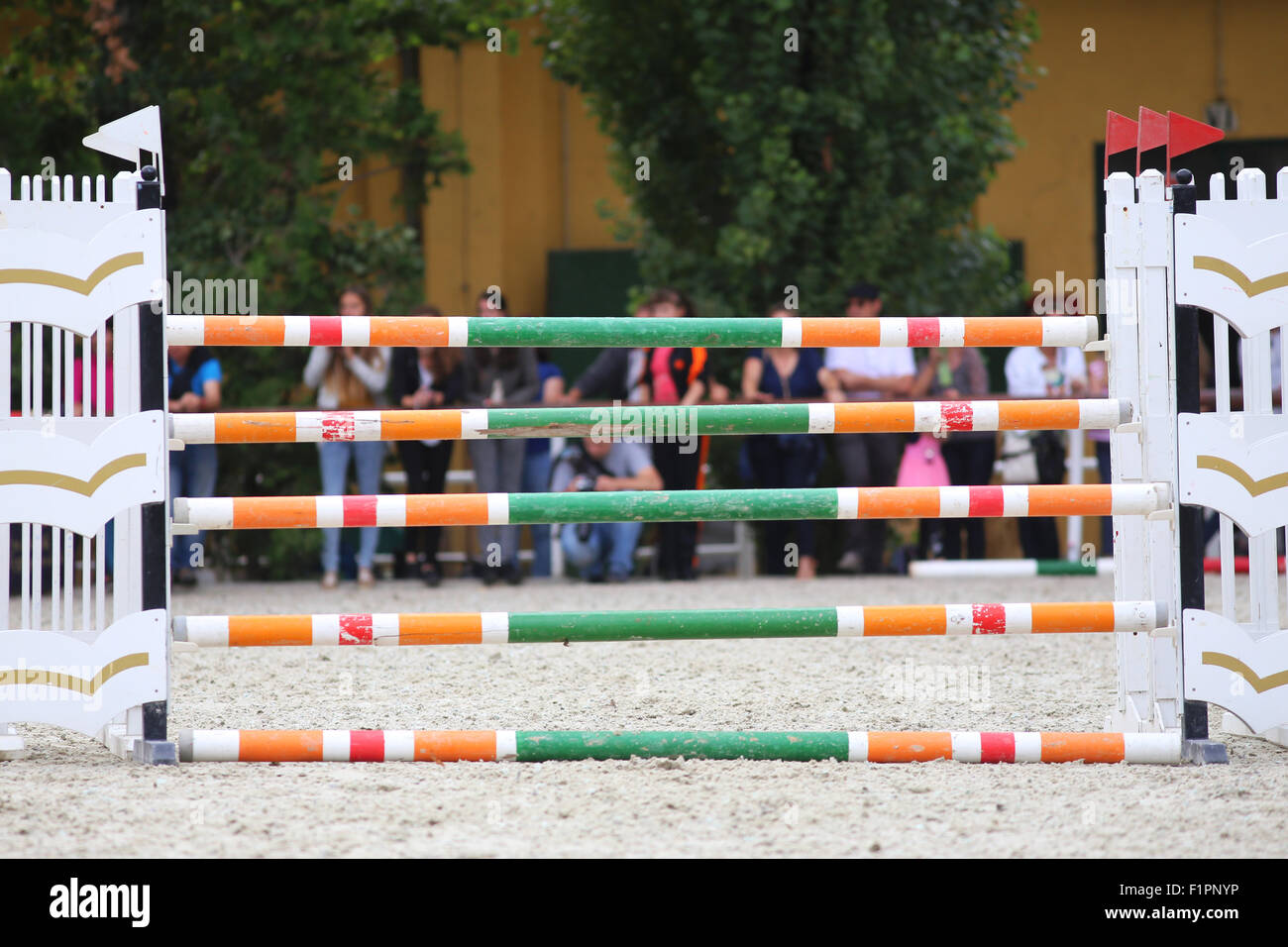 Equitation obstacles obstacles au cours d'une compétition de saut de cheval Banque D'Images