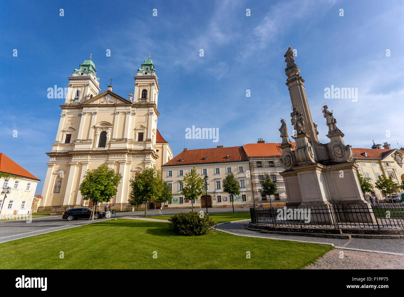 Église de l'Assomption, place principale, Valtice, l'UNESCO, Moravie du Sud, République Tchèque, Europe Banque D'Images