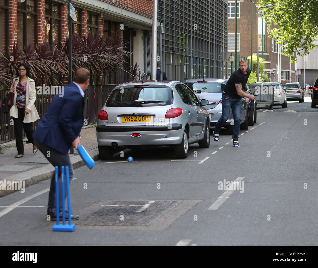 Freddie Flintoff jouer au cricket en dehors Talksport avec Ray Parlour avec : Freddie Flintoff, Ray Parlour Où : London, Royaume-Uni Quand : 06 Oct 2015 Banque D'Images