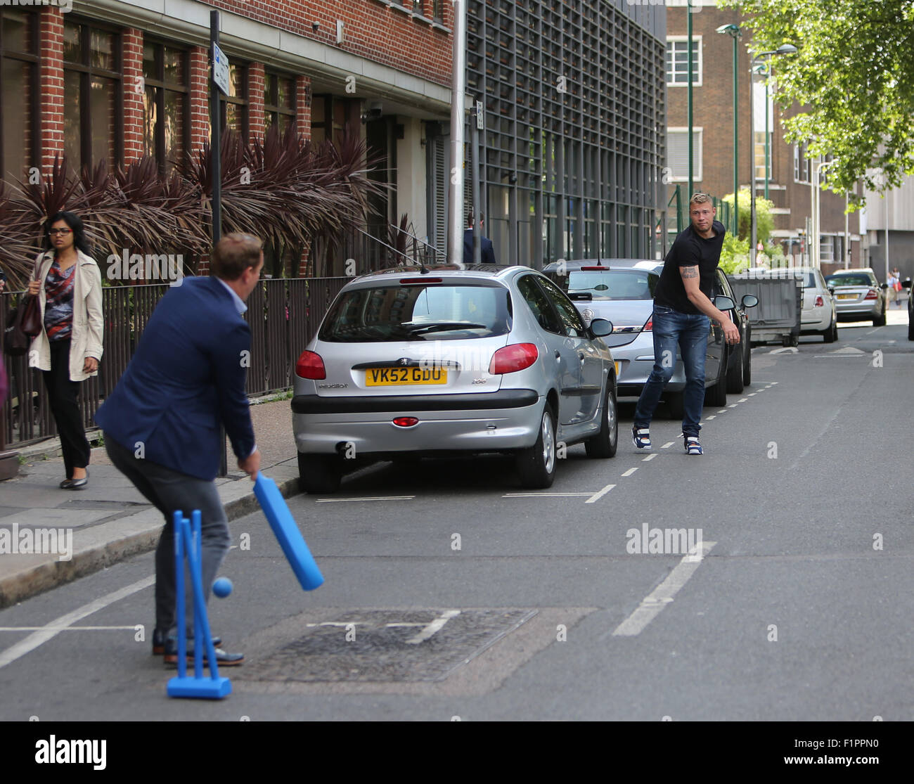 Freddie Flintoff jouer au cricket en dehors Talksport avec Ray Parlour avec : Freddie Flintoff, Ray Parlour Où : London, Royaume-Uni Quand : 06 Oct 2015 Banque D'Images