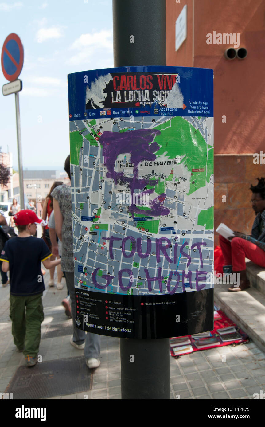 Les touristes Aller accueil graffiti sur toursit carte près de Parc Guell Banque D'Images