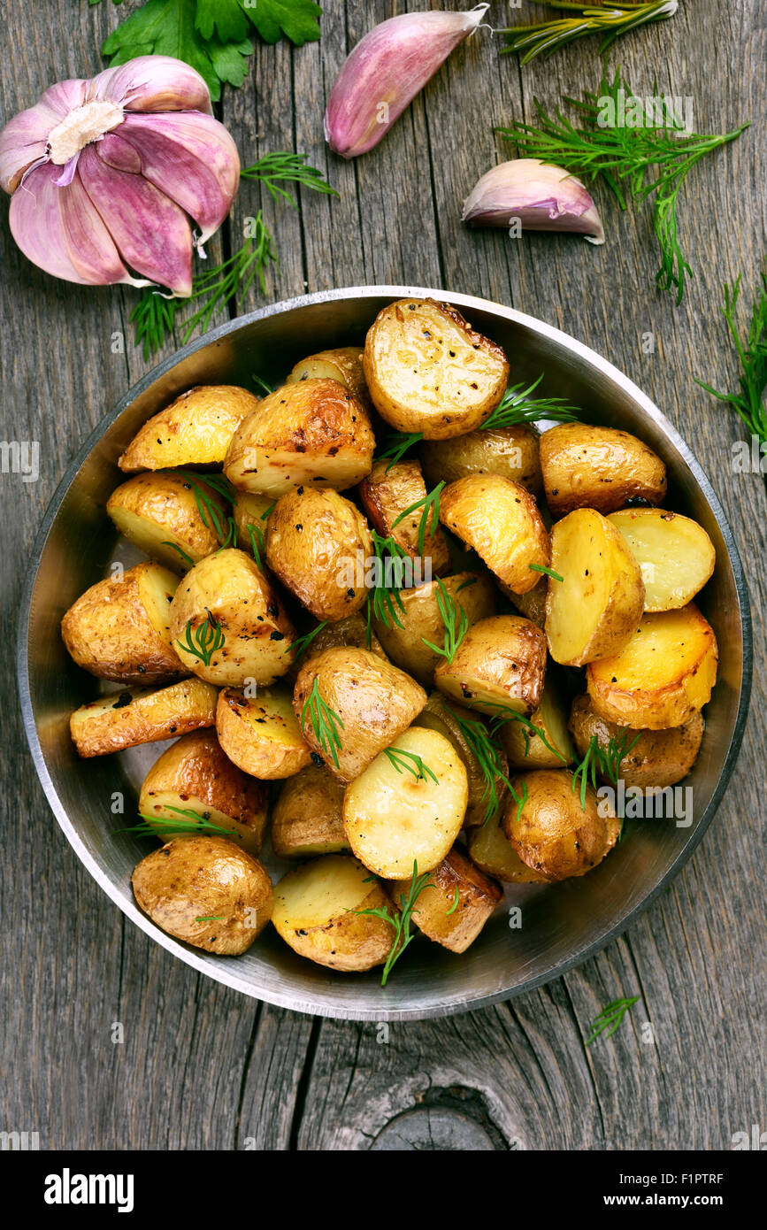 Pommes de terre frites avec de l'aneth dans pan, vue du dessus Banque D'Images