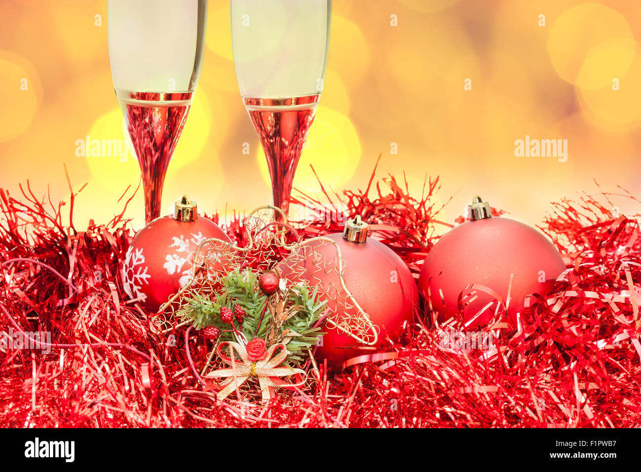 Noël encore la vie - deux verres de champagne à Noël avec des décorations rouge jaune et violet seau en bokeh ba Banque D'Images