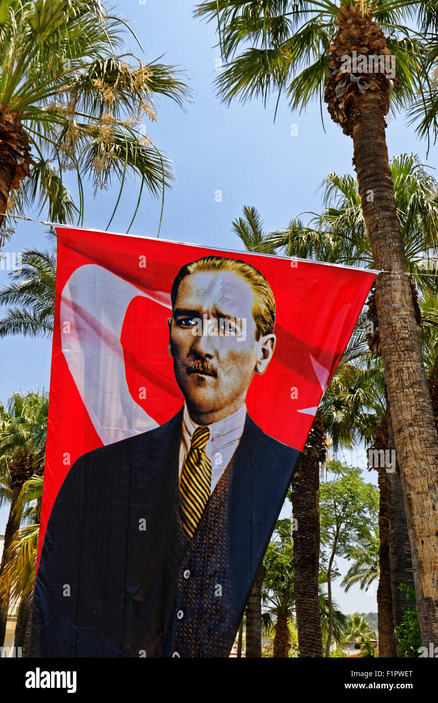 Bannière montrant Mustafa Kemal Atatürk, le "père fondateur" de la Turquie moderne. Banque D'Images