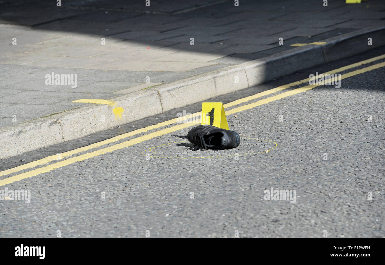 Brighton, UK. 6 Septembre, 2015. La police enquêtant sur la scène d'une lutte au bas de Cannon place à Brighton par le Grand et Hilton Metropole hôtels . Un homme a été gravement blessé et est à l'hôpital après la lutte qui a eu lieu le soir précédent crédit : Simon Dack/Alamy Live News Banque D'Images