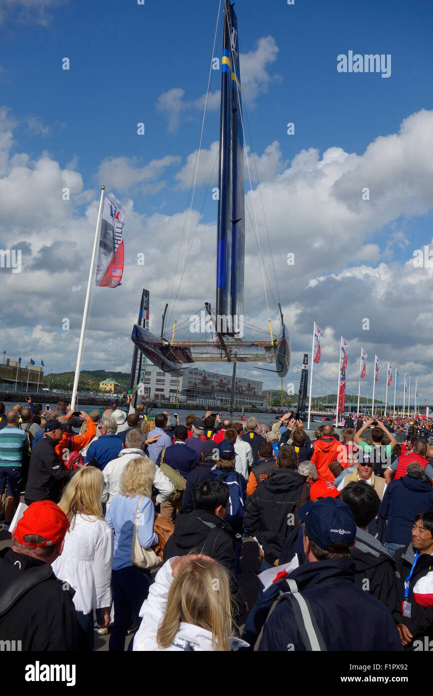 Les gens se rassemblent et montrent une grande curiosité lorsque Swedish America's Cup Class 72 catamaran est levé pour réparation voile aile. 2015-08-29 Banque D'Images