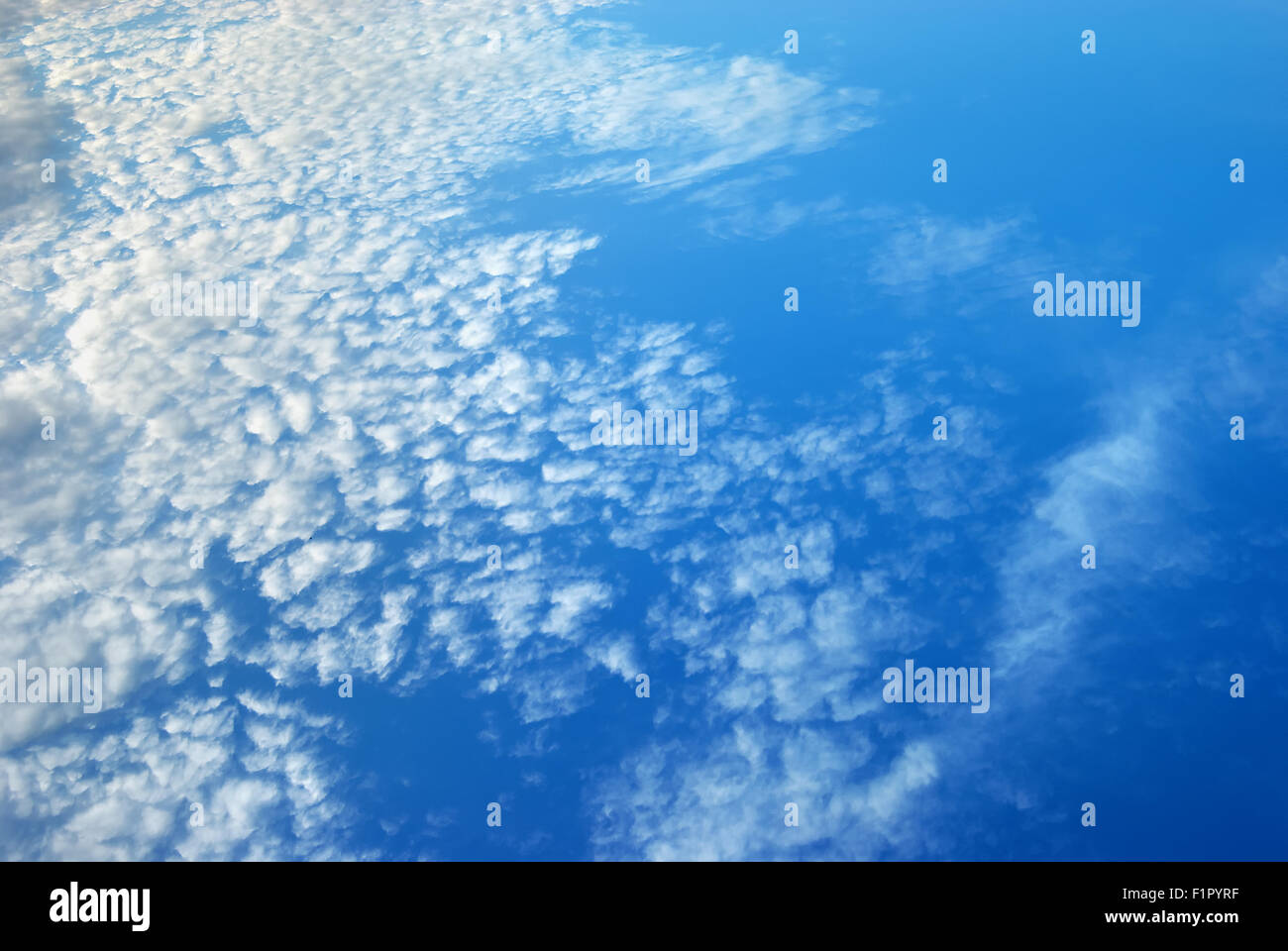 Les nuages blancs dans le ciel bleu. La texture de fond de ciel bleu Banque D'Images