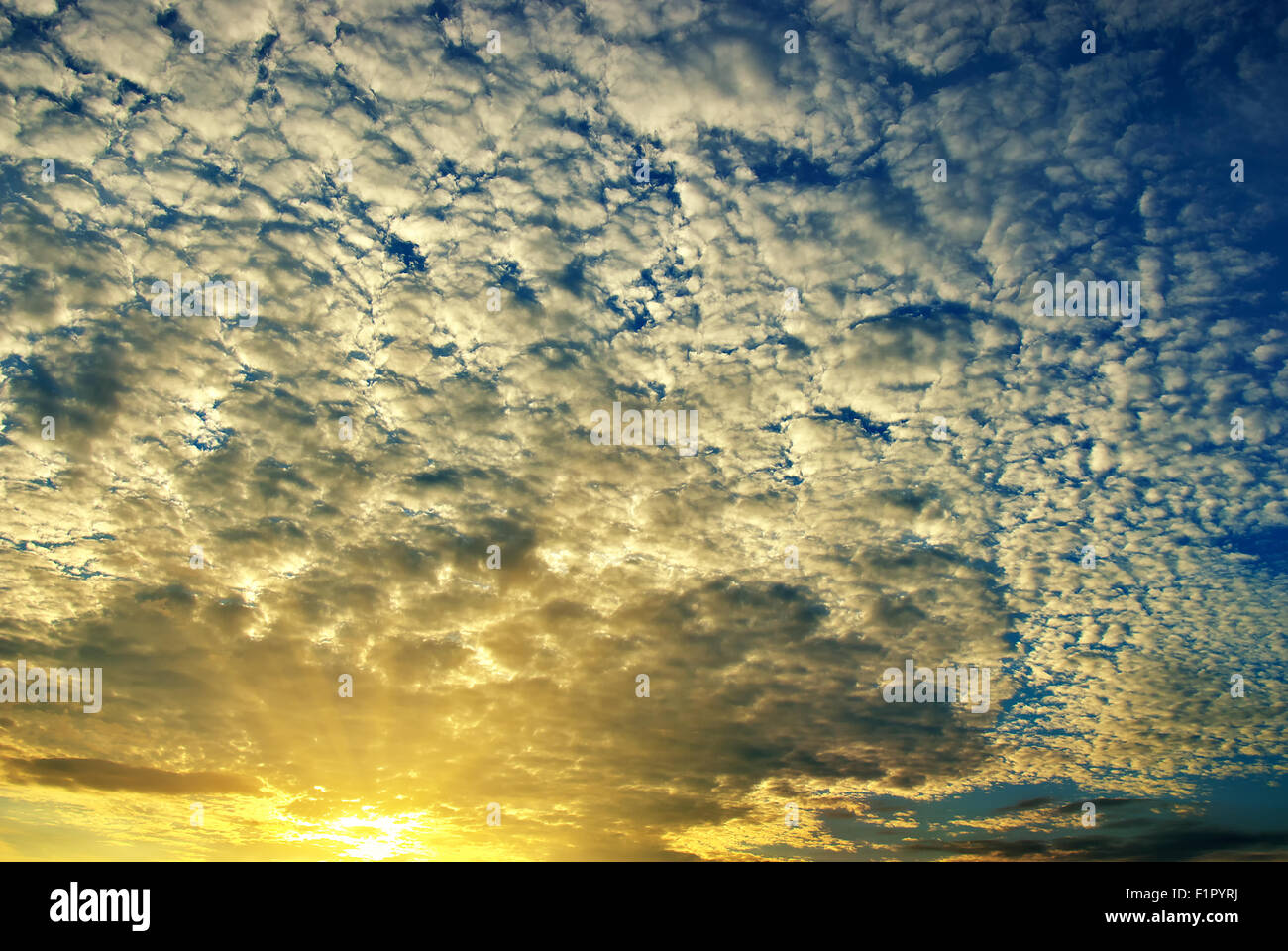 Coucher de soleil / Lever du soleil avec les nuages, les rayons de lumière et d'autres effets atmosphériques. Texture coucher du soleil céleste Banque D'Images
