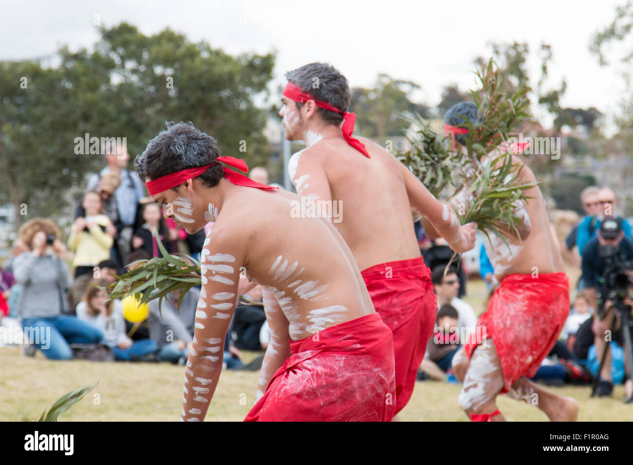 Sydney, Australie. 6 Septembre, 2015. Les groupes fournissent des chants et danse dans le cadre de l'accueil à l'autre cérémonie à Barangaroo, parc de 6 hectares à Sydney : modèle de crédit10/Alamy Live News Banque D'Images