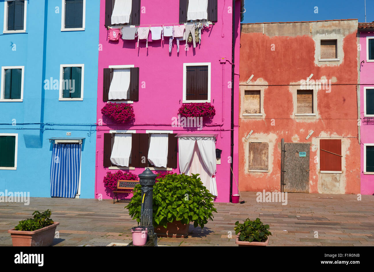 Fontaine et maisons colorées de Burano Lagune de Venise Vénétie Italie Europe Banque D'Images