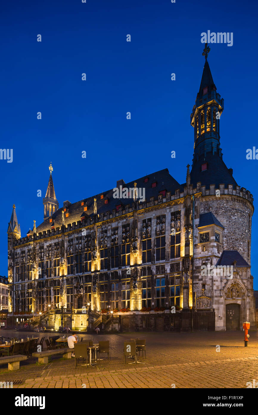 L'ancien hôtel de ville d'Aachen, Allemagne avec ciel bleu nuit. Banque D'Images