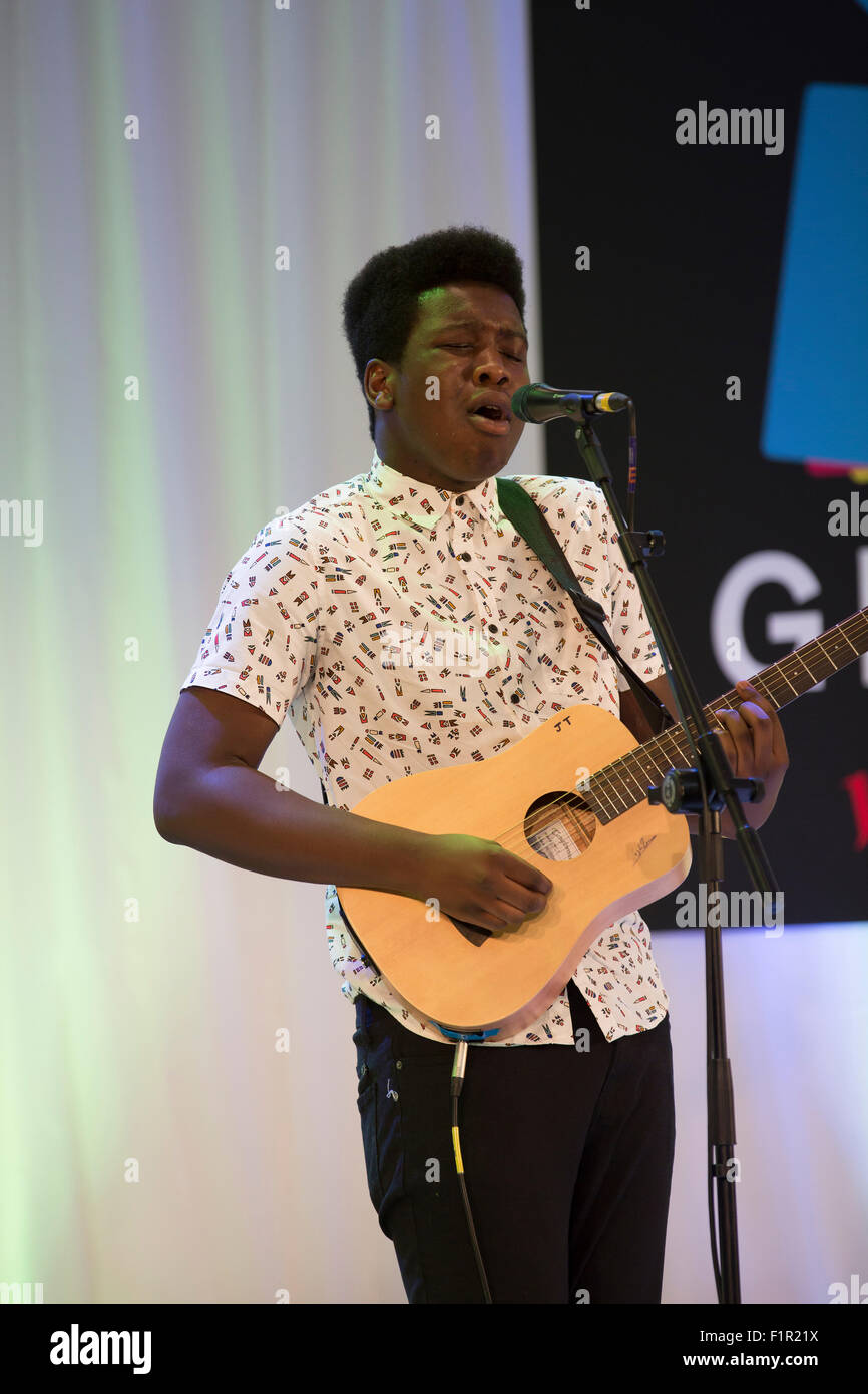 Stratford, au Royaume-Uni. 6 Septembre, 2015.Josh joue ténor à la Grande Finale des concerts, the UK's biggest street music compétition, organisée par le maire de Londres, a lieu dans le centre commercial Westfield Stratford city Crédit : Keith Larby/Alamy Live News Banque D'Images