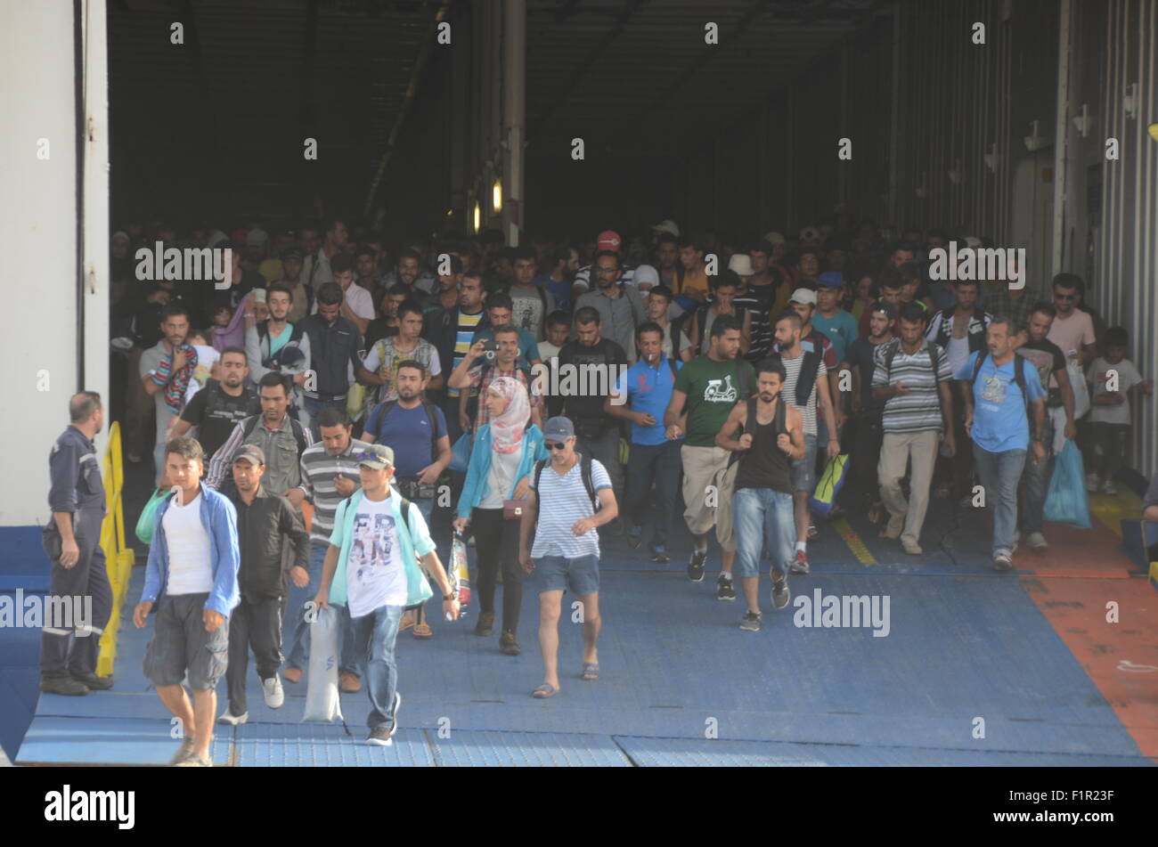 Pirée, Grèce. 06 Sep, 2015. Les réfugiés de débarquer du navire. Tera Jet ferry est arrivé au port de Pirée transportant 1700 réfugiés syriens de l'île grecque de Lesbos. Crédit : George/Panagakis Pacific Press/Alamy Live News Banque D'Images