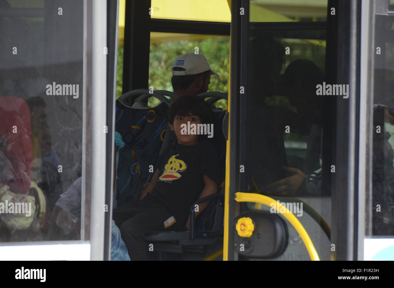 Pirée, Grèce. 06 Sep, 2015. Un jeune garçon sourit à la caméra. Tera Jet ferry est arrivé au port de Pirée transportant 1700 réfugiés syriens de l'île grecque de Lesbos. Crédit : George/Panagakis Pacific Press/Alamy Live News Banque D'Images