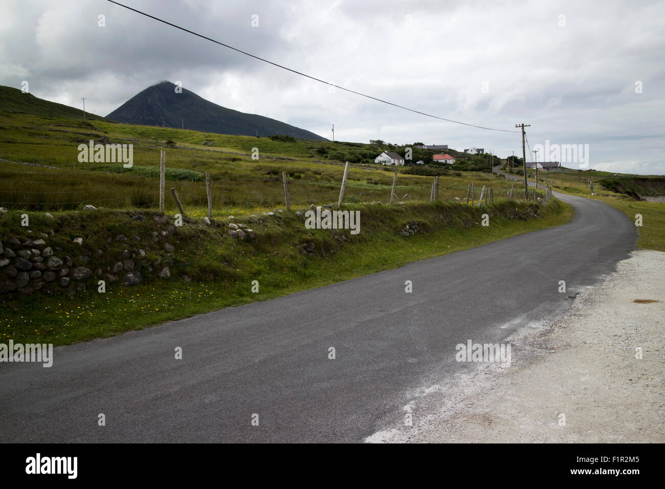 Route côtière de façon sauvage de l'Atlantique sur Achill Island Comté Mayo Irlande Banque D'Images