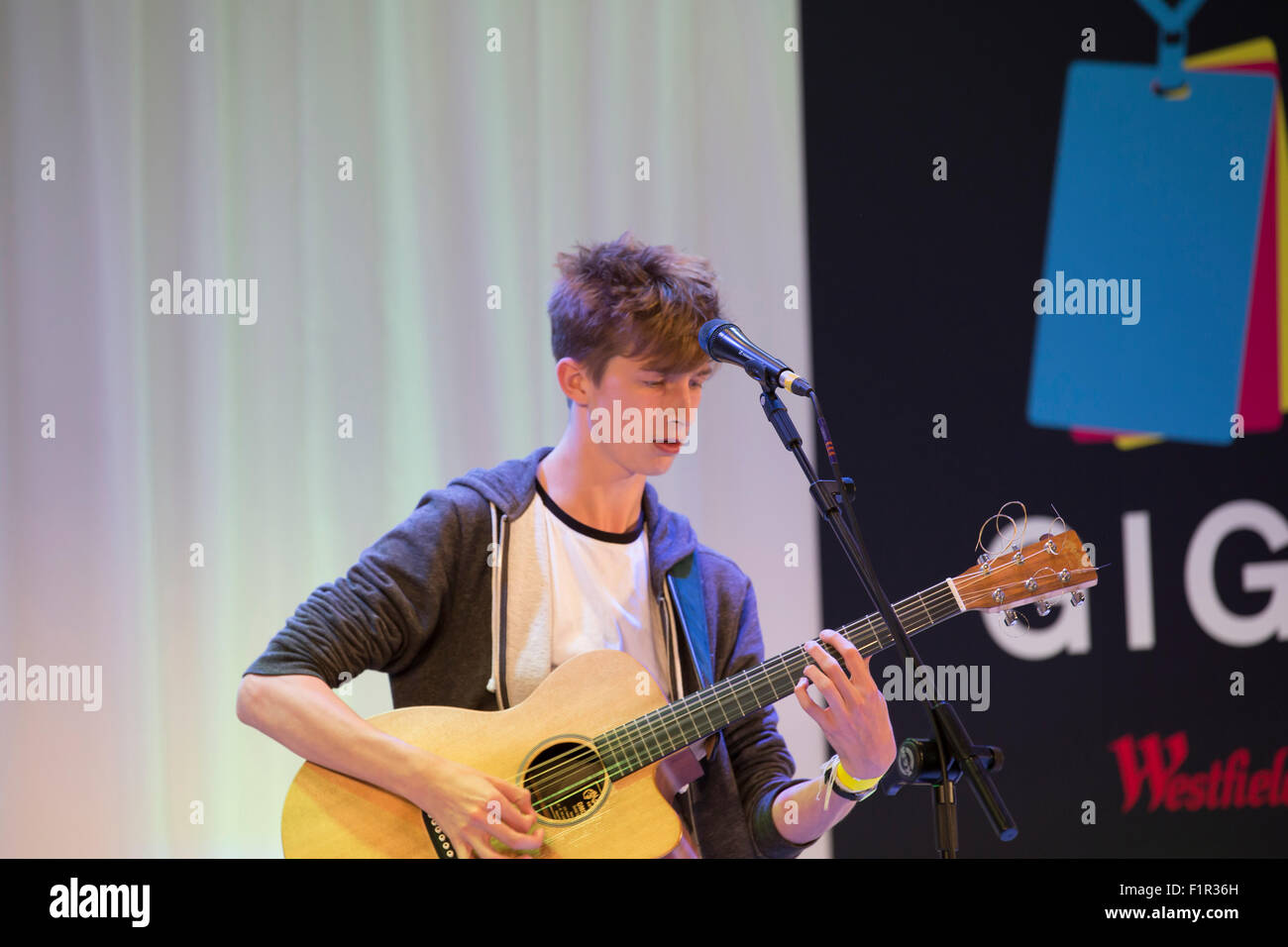Stratford, au Royaume-Uni. 6 Septembre, 2015.Benjamin Goffin joue à la Grande Finale des concerts, the UK's biggest street music compétition, organisée par le maire de Londres, a lieu dans le centre commercial Westfield Stratford city Crédit : Keith Larby/Alamy Live News Banque D'Images
