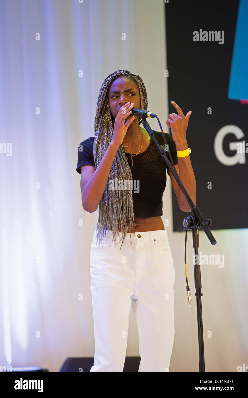 Stratford, au Royaume-Uni. 6 Septembre, 2015.Cat Burns joue à la Grande Finale des concerts, the UK's biggest street music compétition, organisée par le maire de Londres, a lieu dans le centre commercial Westfield Stratford city Crédit : Keith Larby/Alamy Live News Banque D'Images