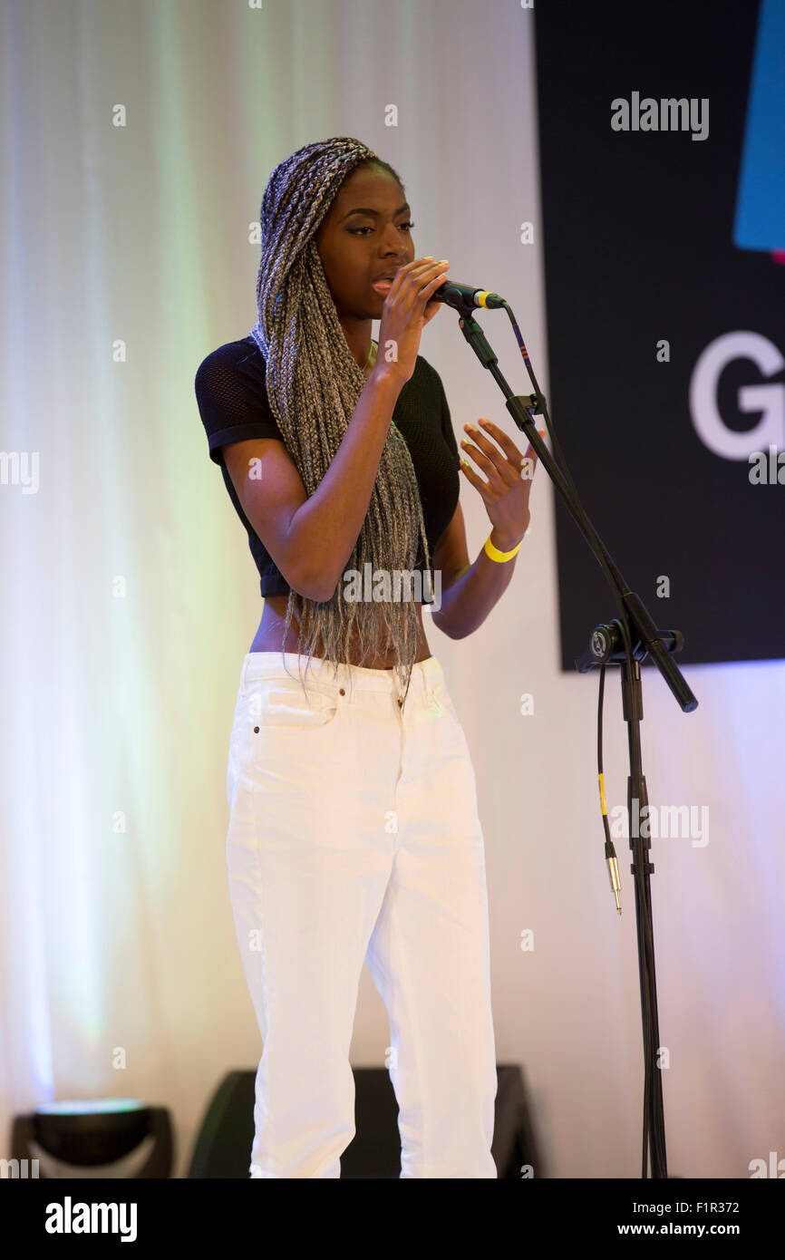 Stratford, au Royaume-Uni. 6 Septembre, 2015.Cat Burns joue à la Grande Finale des concerts, the UK's biggest street music compétition, organisée par le maire de Londres, a lieu dans le centre commercial Westfield Stratford city Crédit : Keith Larby/Alamy Live News Banque D'Images