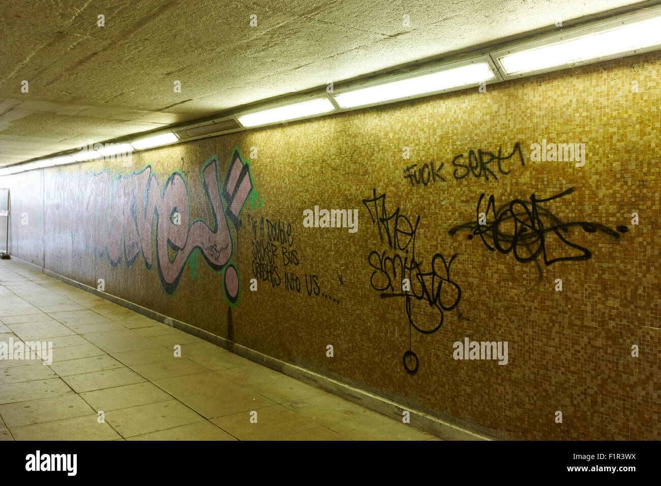 Des tags dans underground passage vide Birmingham UK Banque D'Images