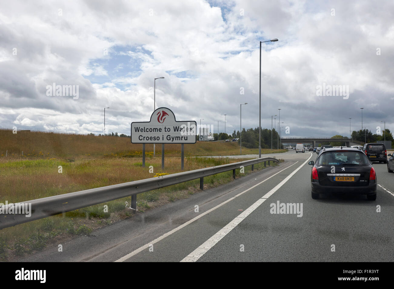 Bienvenue au Pays de Galles roadsign bilingue de la conduite dans le nord du Pays de Galles UK Banque D'Images