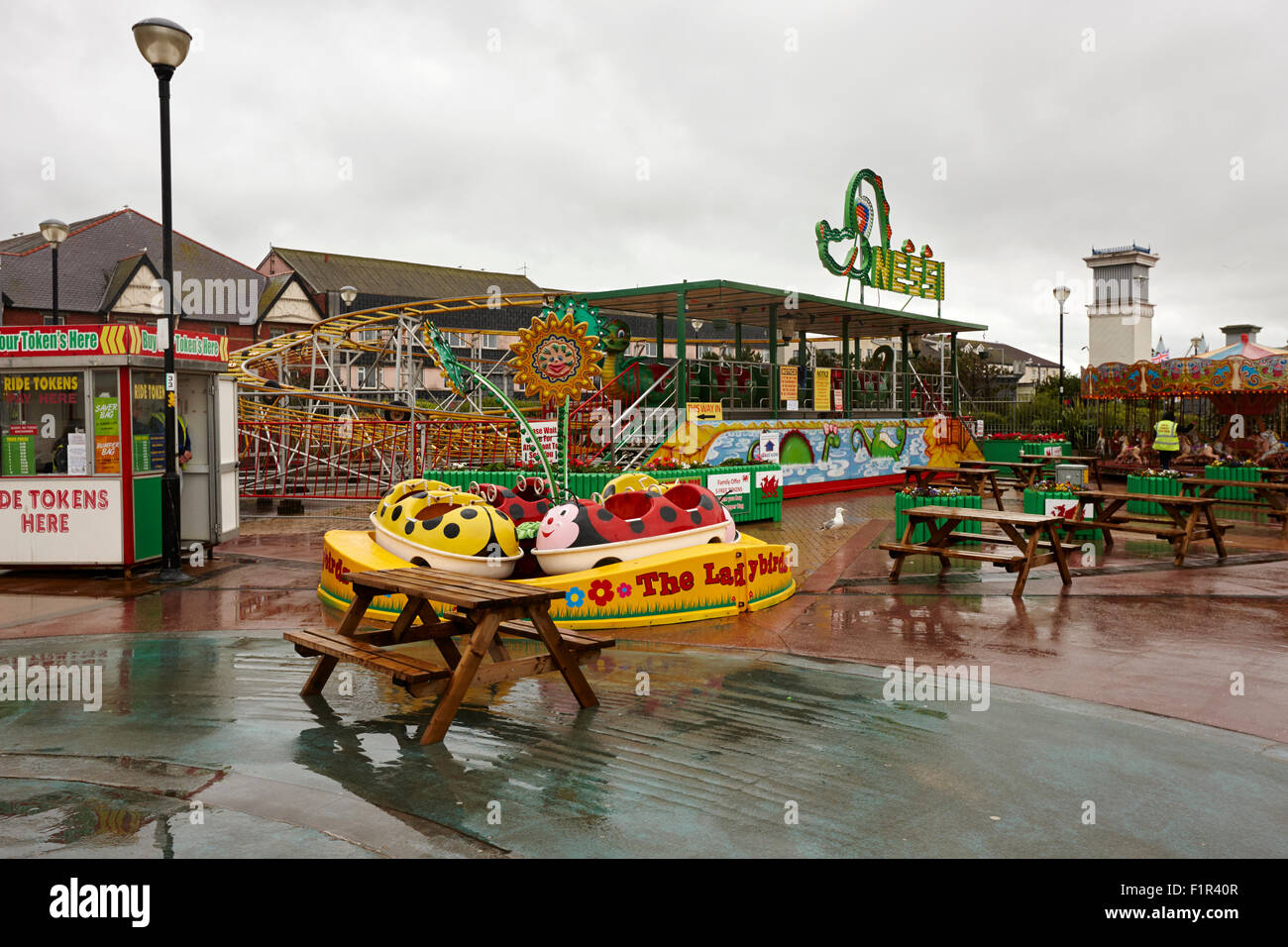 Le parc d'attractions de plein air vide sur un jour froid et humide l'été britannique North Wales UK Banque D'Images