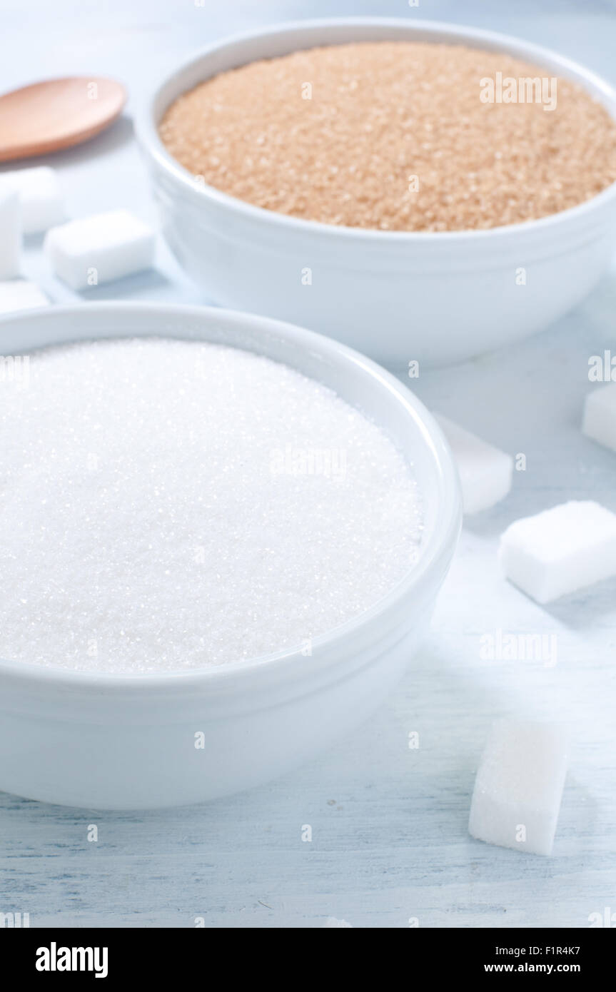 Différents types de sucre : brun, blanc et de sucre raffiné Banque D'Images