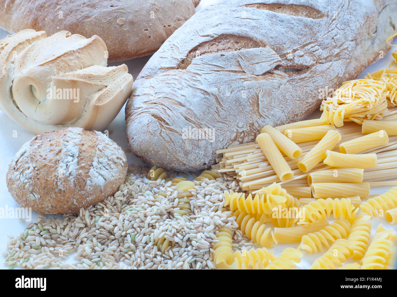 Différentes variétés de pâtes italiennes et du pain fait maison Banque D'Images